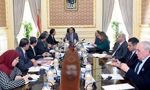 مدبولى يعقد اجتماعا مع عرفات لبحث مشروعات السكك الحديدية السريعة.