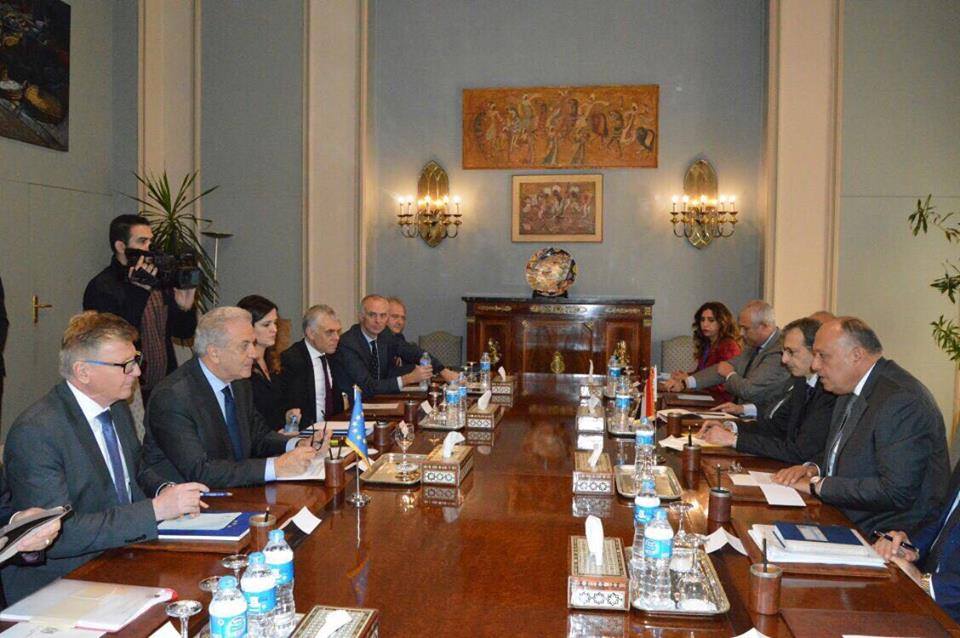 سامح شكري يستقبل مفوض الاتحاد الأوروبي المعني بالهجرة