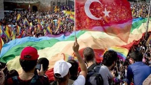 رسميا .. تركيا تسمح للمثليين بالبحث عن زبائن في الشوارع