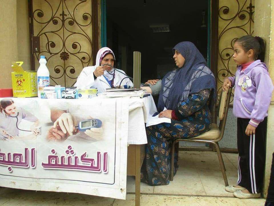 بالصور .. قافلة طبية للكشف علي 1526مريض بالوسطي ببني سويف