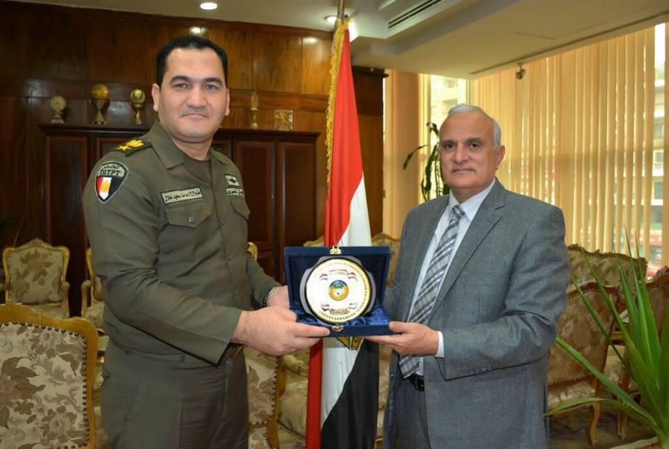 رئيس جامعة طنطا يكرم نائب مدير التربية العسكرية