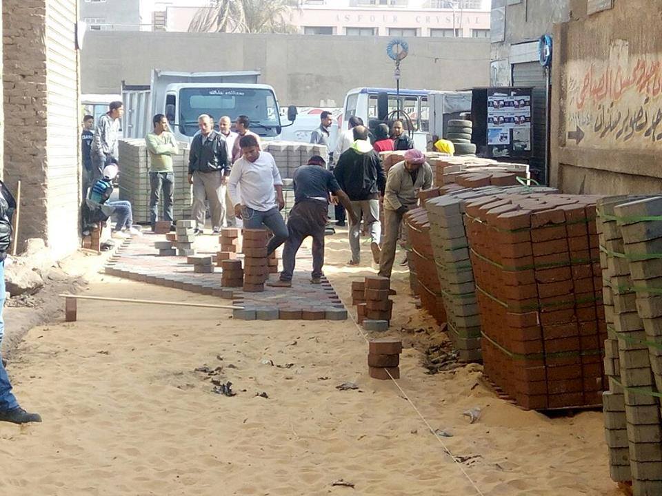 بدء تطوير الطرق بعزبة عطية بحي شرق شبرا الخيمة