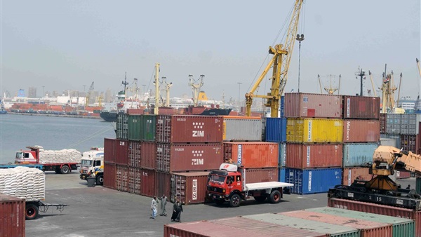 وصول و سفر 941 راكب بميناء سفاجا و تداول 464 شاحنة