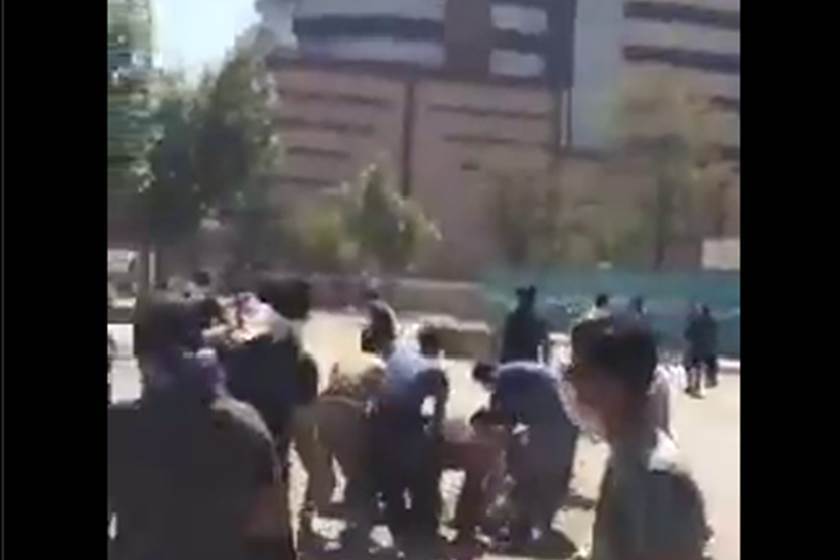 متظاهرون يهاجمون مقرات الحرس الثوري الايراني وينتزعون الاسلحة