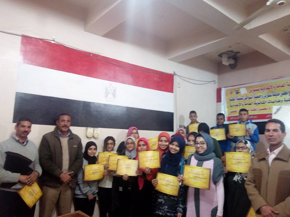 رئيس مركز سنورس بالفيوم وأعضاء جمعية السواقي يكرمون طلاب الاعدادية في الرياضيات