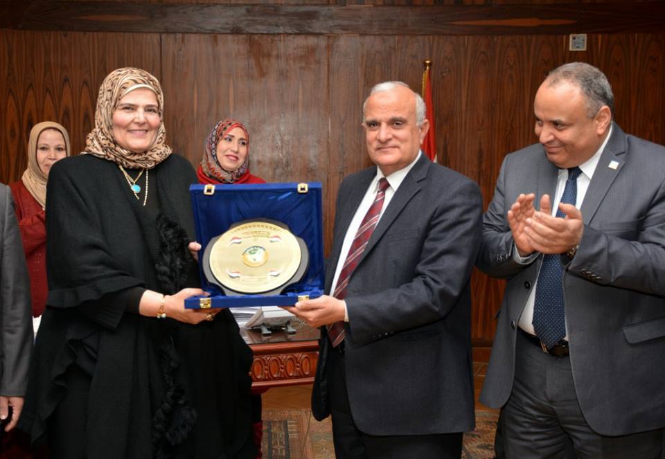مجلس جامعة طنطا يكرم ثلاثة من العاملين لبلوغهم سن المعاش