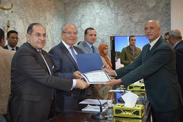 وزير التنميه المحليه يكرم عدد من قيادات الوحدات المحليه ورؤساء الاحياء