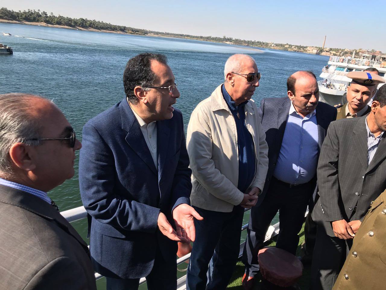وزير الإسكان يتابع شحوط مركب نيلية من مرسى معبد كوم أمبو بأسوان