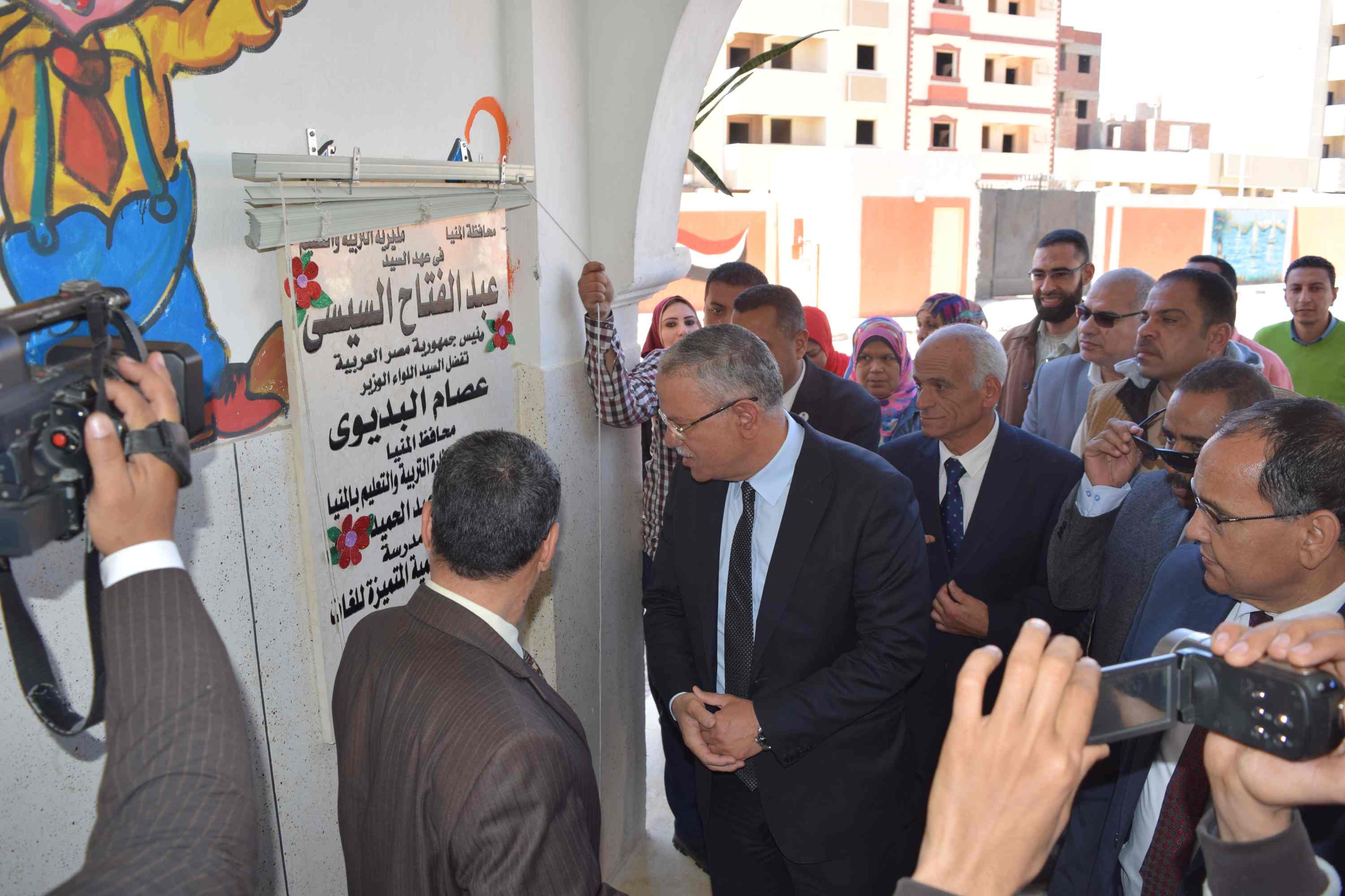 محافظ المنيا يفتتح معرض ”في حب مصر ” لختام أنشطة التربية الفنية