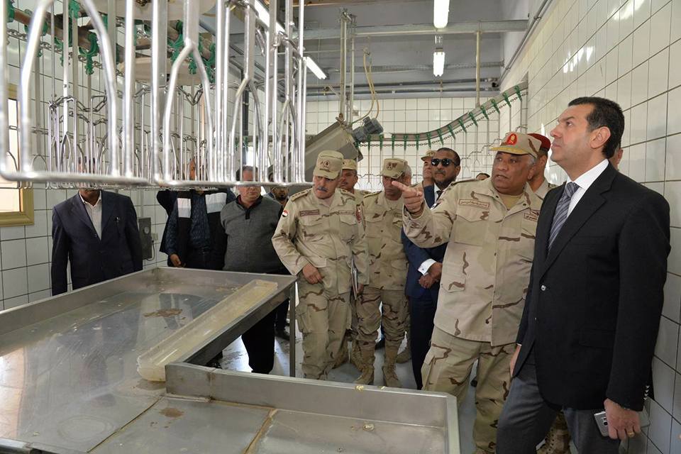 محافظ أسيوط وقائد المنطقة الجنوبية يتفقدان مزرعة الدواجن والمجزر الآلى بالمنطقة الصناعية 
