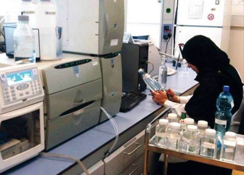 فحص مياه الشرب بمركز المنشاة 