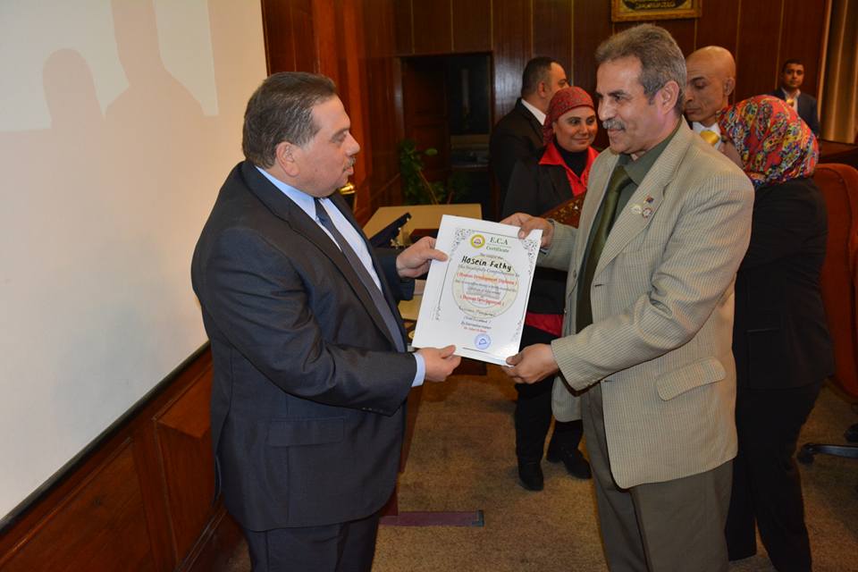 حصول رئيس مصر للبترول على الدكتوراه الفخرية من الجامعة الكندية