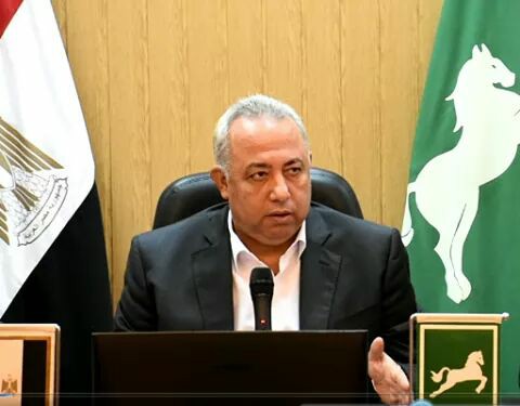 محافظ الشرقية يتابع موقف المحافظة من السلع التموينية والمخابز