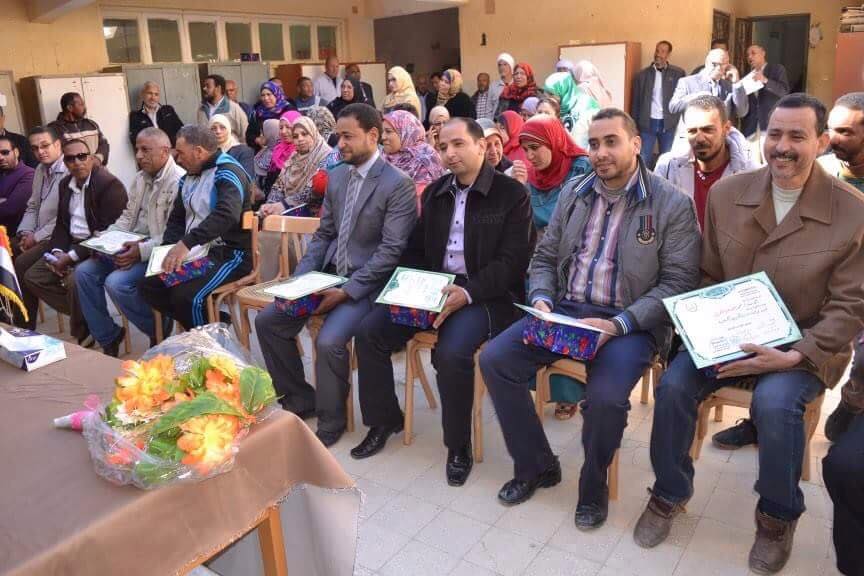 بالصور: تكريم بعض عاملين إدارة الخارجة التعليمية