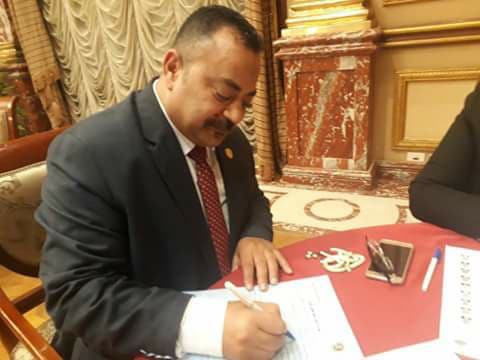 النائب على عبد الونيس يوقع على استمارة ترشيح الرئاسة.