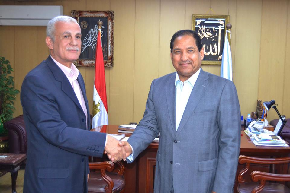 محافظ الغربية يستقبل أحد المتبرعين بديوان عام المحافظة