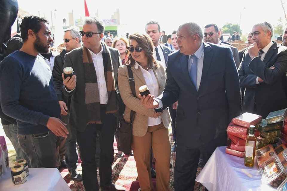 بالصور.. غادة والي تفتتح معرضا للأسر المنتجة وسوقا خيريا للملابس في الوادي الجديد