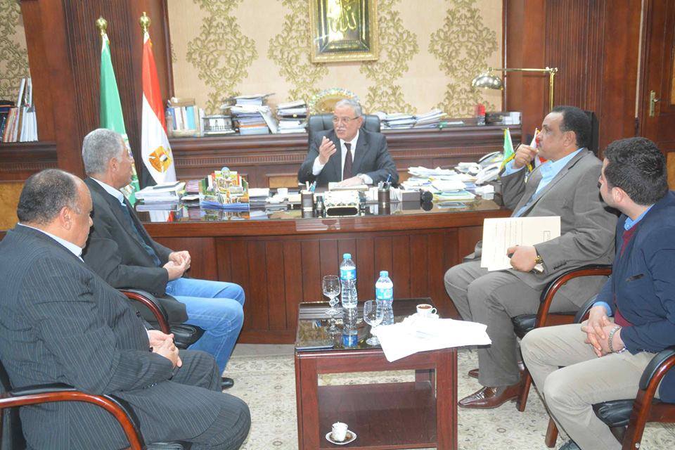 محافظ المنيا يتابع مع ممثلي ”مجلس الوزراء ”دفع العمل بالمشروعات المتعثرة