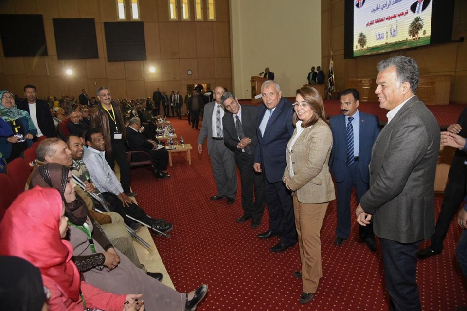 ”والي” تسلم أجهزة تعويضية لذوي إعاقة وشيكات لتجهيز ”يتيمات” بالوادي الجديد