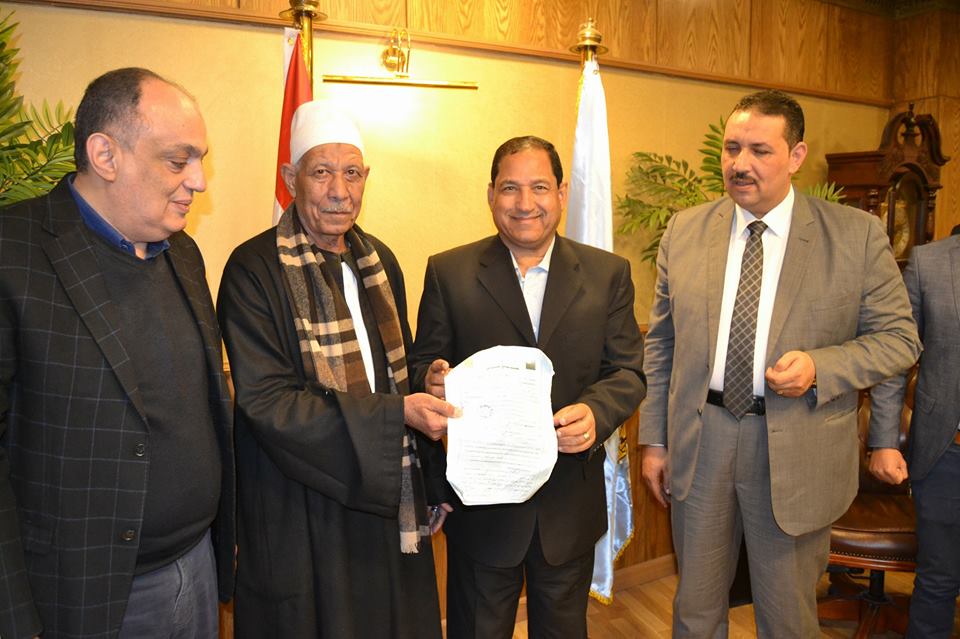 محافظ الغربية يستقبل احد المتبرعين بقطعة ارض لاقامة مدرسه عليها
