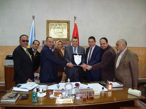 مؤسسة القادة للعلوم الإدارية والتنمية بالإسكندرية تكرم عميد كلية التربية بالاسكندرية