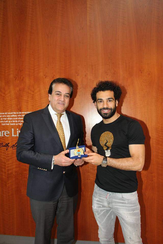 عبدالغفار يكرم  اللاعب محمد صلاح على هامش زيارته لجامعة ليفربول البريطانية