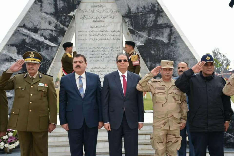 محافظ الدقهلية ومدير الامن يضع اكليل من الزهور على النصب التذكارى فى احتفالات الشرطة