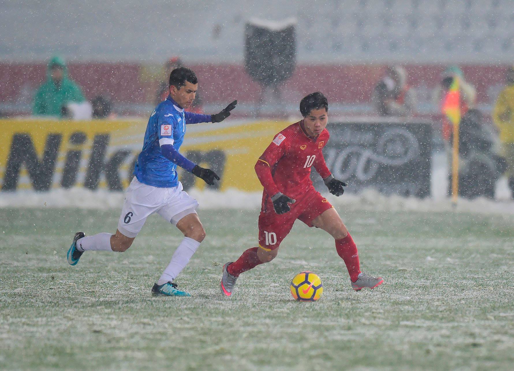 بالصور | أوزبكستان تفوز فيتنام بكأس آسيا .. تحت الثلج