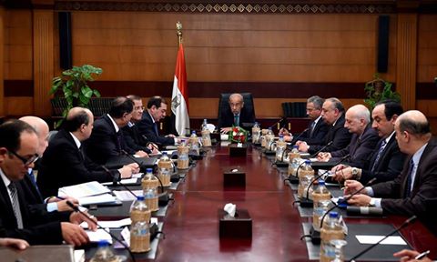 شريف اسماعيل يتابع موقف عمليات البحث والتنقيب والإستكشاف والتكرير وتوصيل الغاز الطبيعي للمنازل