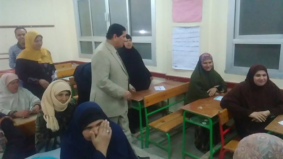”عثمان” يتفقد فصول محو الأمية بكفر الشيخ