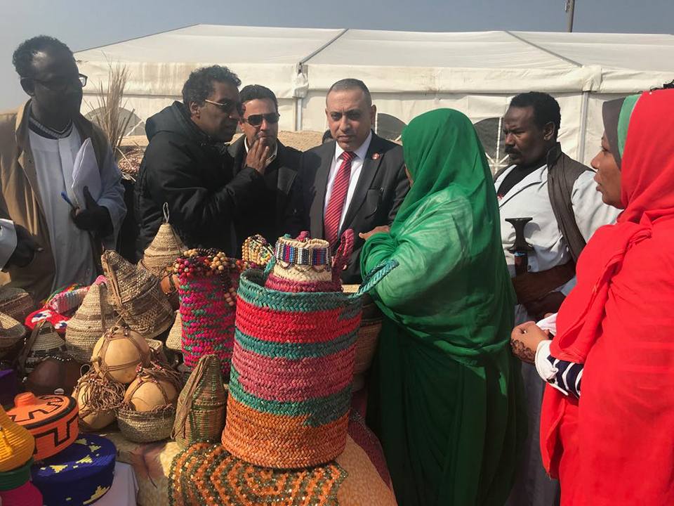 خيمة حلايب وشلاتين تجذب زوار معرض الكتاب