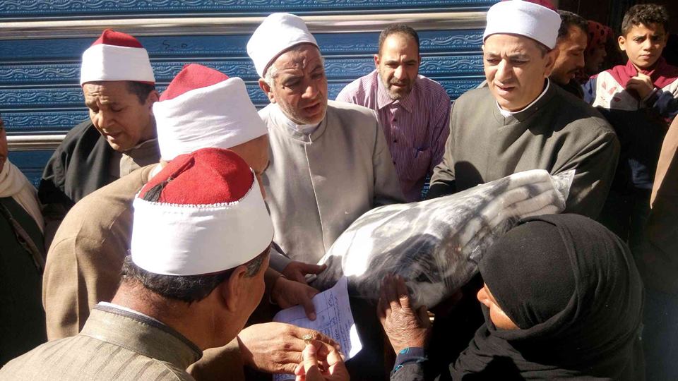 اوقاف المنيا توزع 100 بطانية على الاهالى بقرية طهنشا