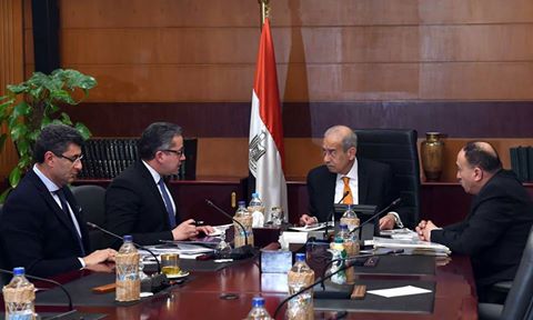 اسماعيل يتلقى تقريرا من وزير التنمية المحلية