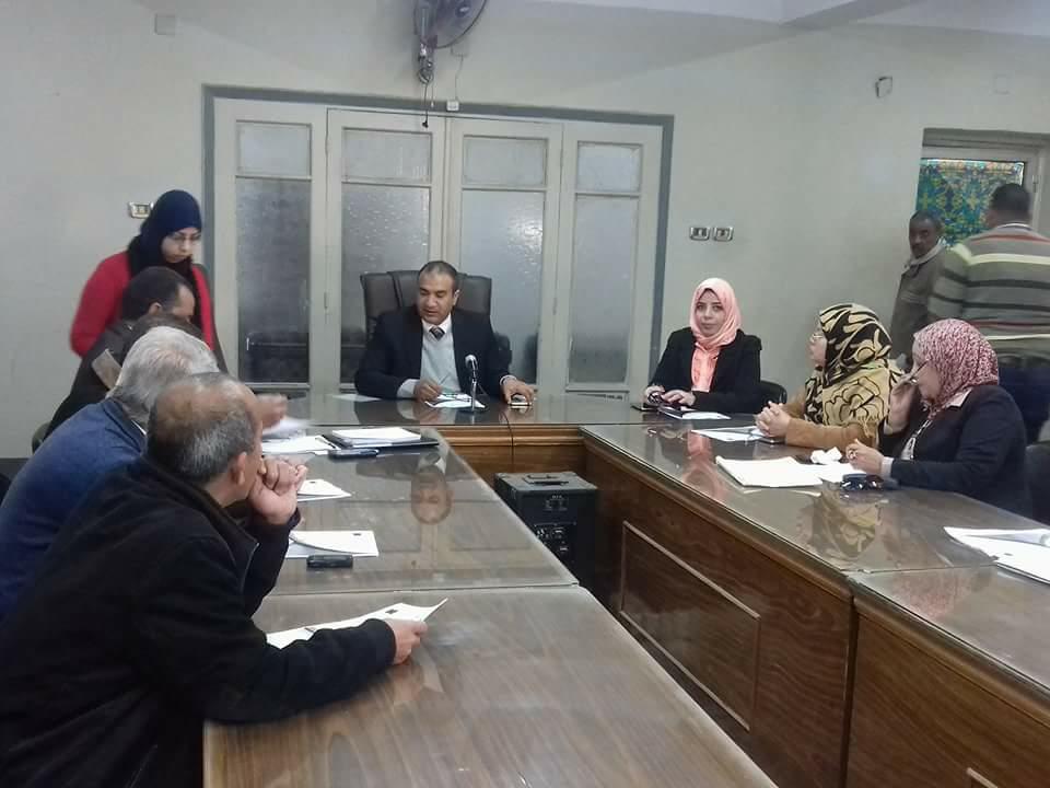 رئيس مركز ابوقرقاص يبحث آليات حل المشاكل علي خط نجدة الطفل 16000