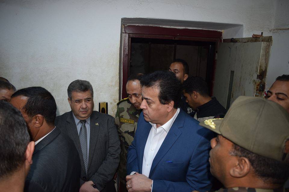وزير التعليم العالي في زياره لموقع حادث سقوط المصعد بمستشفي جامعة بنها