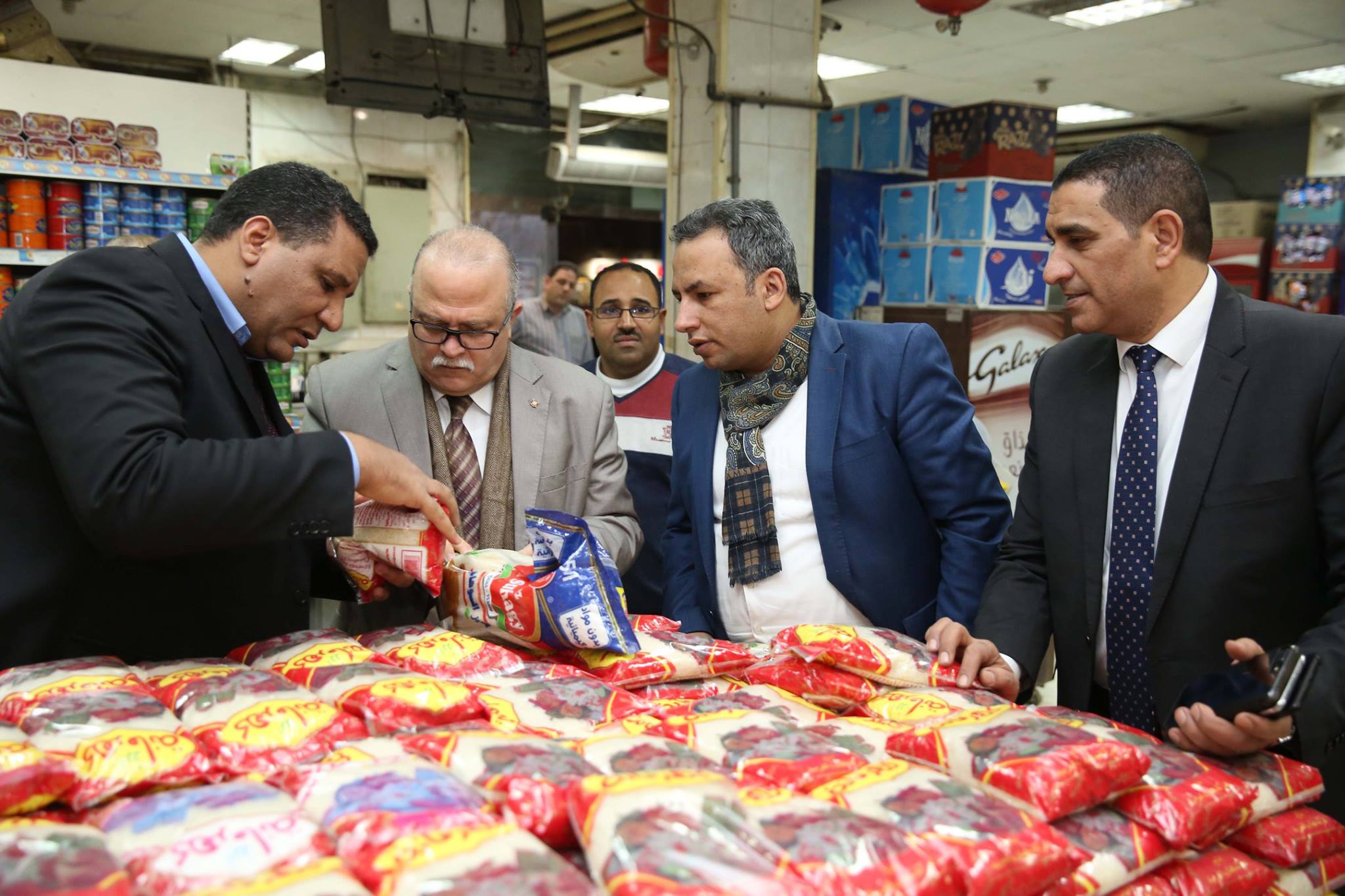 رئيس القابضة للصناعات الغذائية يفاجأ المجمعات الإستهلاكية فى جولة ميدانية