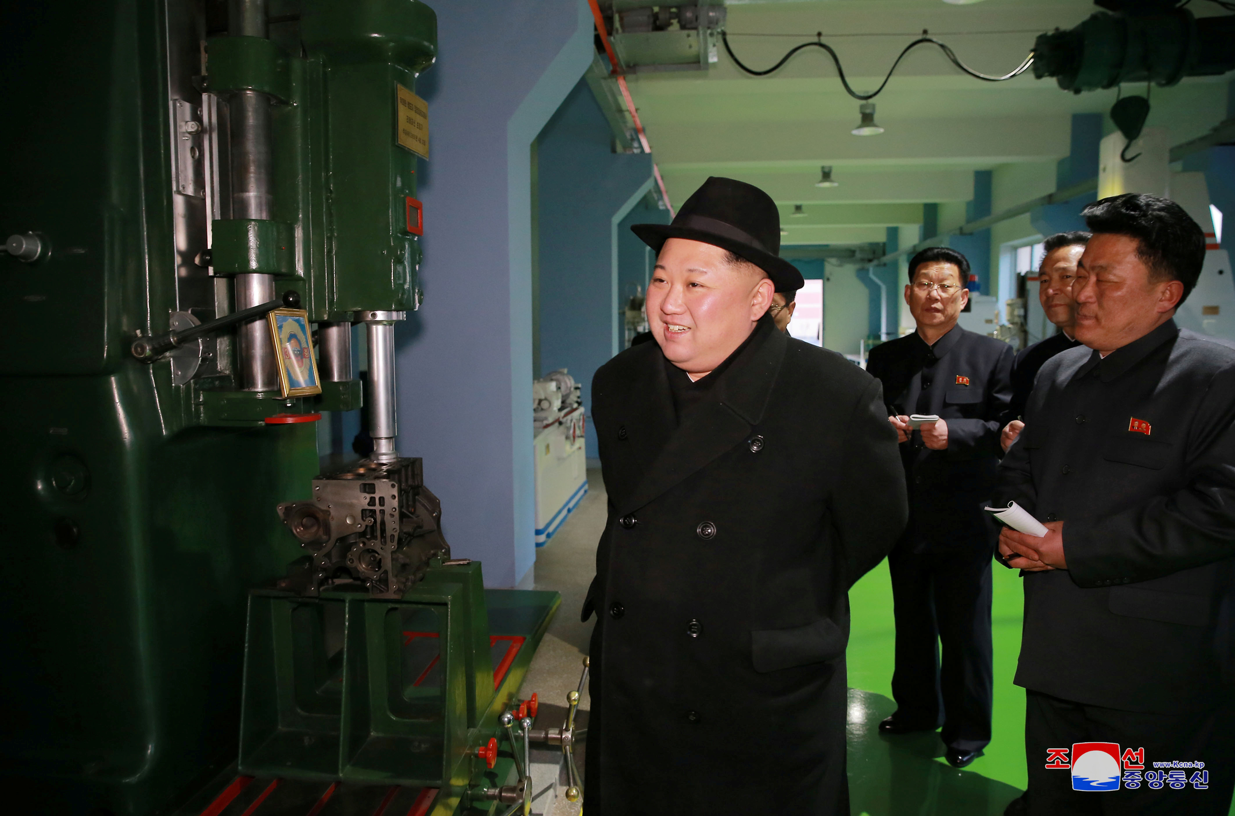 رئيس كوريا الشمالية يتفقد مراحل تصنيع حافلات الركاب فى بيونج يانج