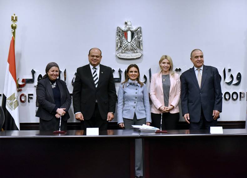 وزيرا الاستثمار والتنمية المحلية وزوبع يشهدون توقيع محافظ مطروح ثلاث عقود استثمارية باستثمارات امريكية وسعودية واماراتية