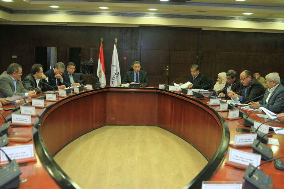 وزير النقل يجتمع مع قيادات الطرق والكبارى والشركات المنفذة لمتابعة مشروعات صيانة الطرق باطوال 1700 كم