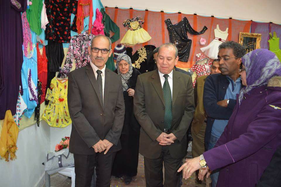 عوض يتفقد معرض مونتاجات المرأة بقصر ثقافة دمياط