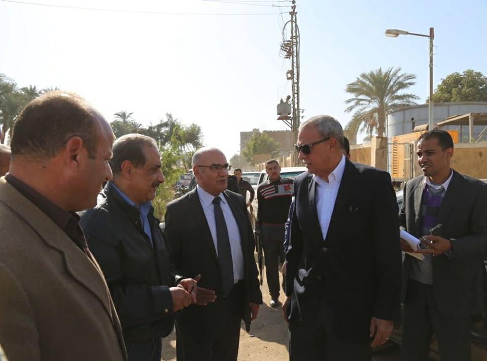 الهجان يتفقد التجمع العمراني بغرب قنا ومحطة مياه الشرب بالمحروسة
