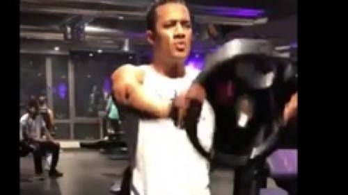 على خطى الهضبة.. محمد رمضان يتباهى بعضلاته