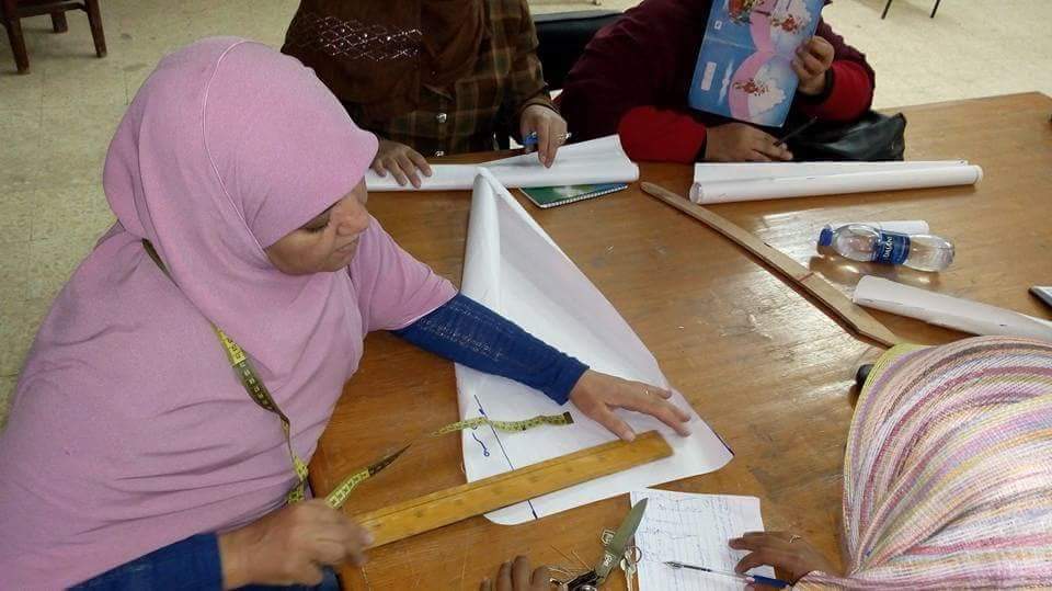 إستمرار فعاليات كورس الخياطة والتفصيل بقصر احمد بهاء الدين