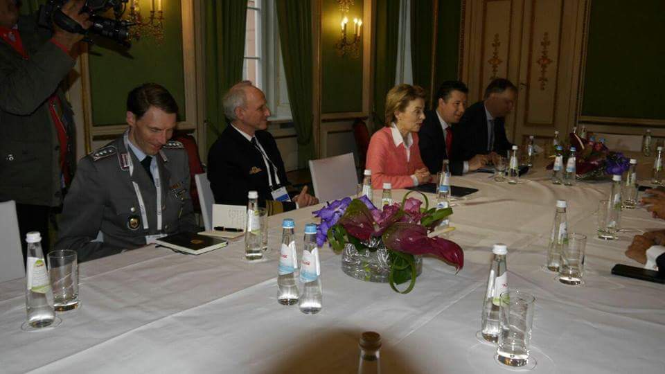 وزير الخارجية يلتقي وزيرة الدفاع الألمانية