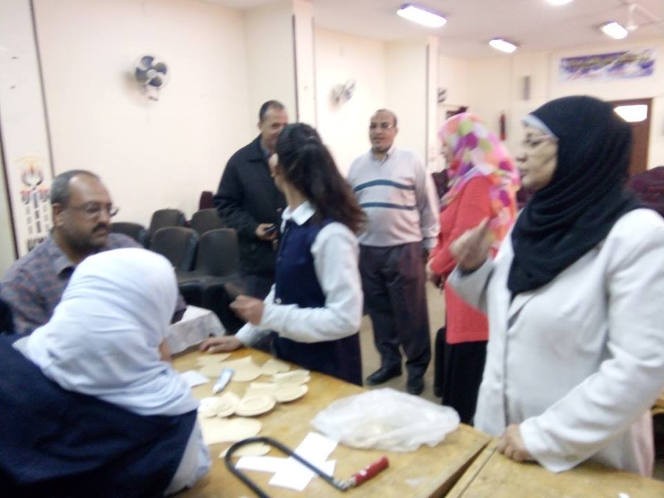 مدير مركز قنا الاستكشافي للعلوم يتابع فعاليات ورشة عمل فنون تشكيلية