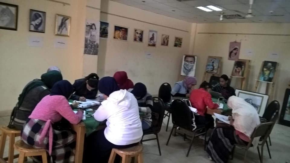 الإستعداد لإقامة معرض لنتاج ورش فنون تشكيلية بقصر طهطا