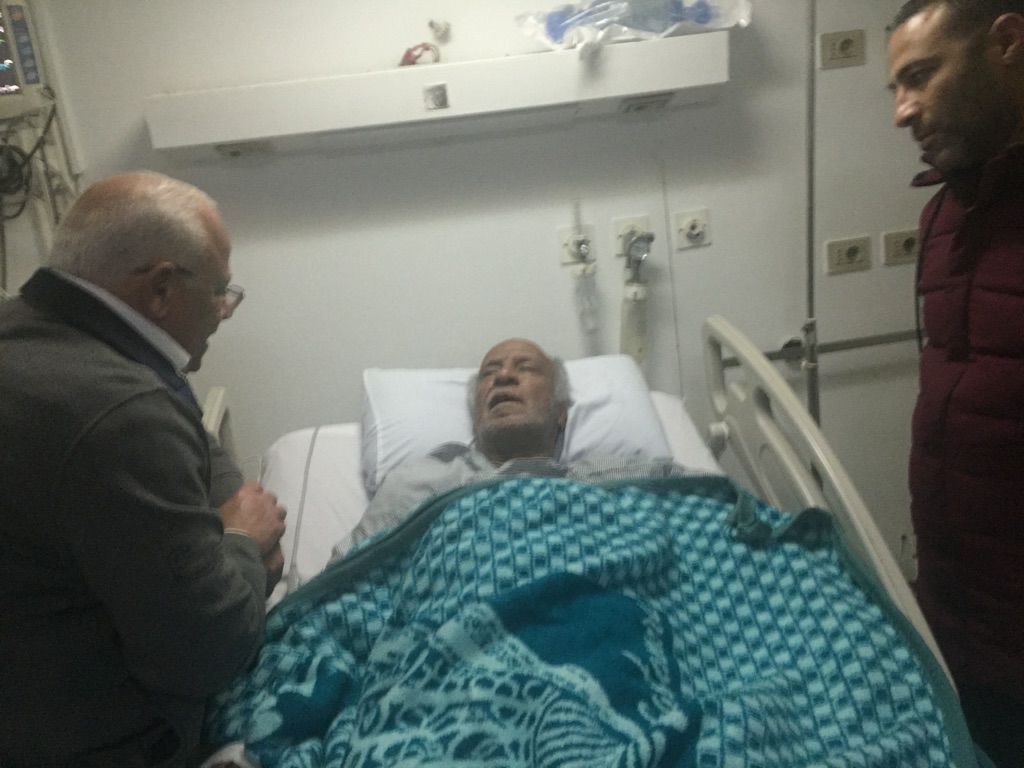 محافظ بورسعيد يزور المؤرخ ”سمير معوض” ويقرر تحمل المحافظة مصاريف العلاج
