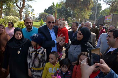 محافظ القليوبية يشارك المواطنين والاطفال نزهتهم بمدينة القناطر الخيرية