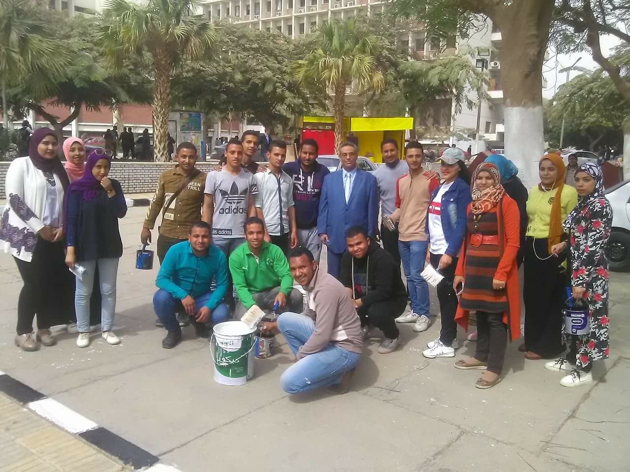 كلية التجارة بجامعة اسيوط  تقيم معسكر خدمة عامة