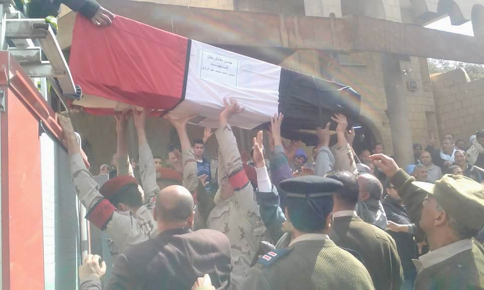 أهالي قرية جريس بابوقرقاص بالمنيا، يودعون الشهيد محمود عبدالرازق في جنازة عسكرية